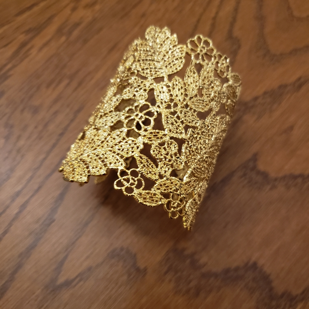 Stella & Dot Chantilly Lace Cuff